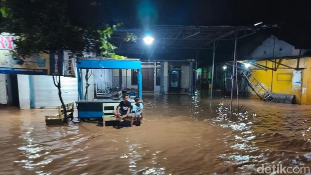 Sejumlah daerah di Kabupaten dan Kota Kediri terendm banjir setelah diguyur hujan selama satu jam