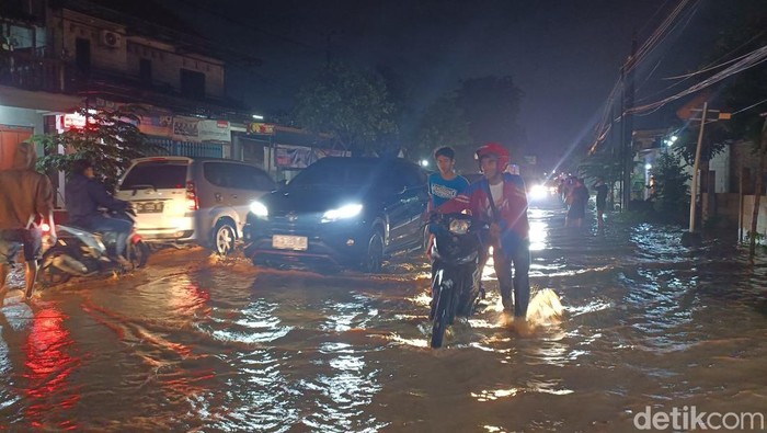 Sejumlah daerah di Kabupaten dan Kota Kediri terendm banjir setelah diguyur hujan selama satu jam