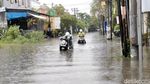 Potret Turis-turis Dievakuasi Pakai Perahu Karet gegara Banjir di Kuta
