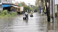 Kendaraan-kendaraan milik warga juga terendam banjir di kawasan Dewi Sri, Legian, Kuta. Banjir terjadi akibat volume air Tukad Mati meningkat.