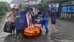 Potret Turis-turis Dievakuasi Pakai Perahu Karet gegara Banjir di Kuta