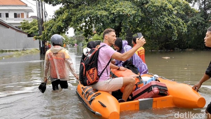 Sejumlah warga negara asing (WNA) dievakuasi dari tempat mereka menginap menggunakan perahu oleh tim SAR gabungan. Para tamu terpaksa dievakuasi karena air sudah masuk ke kamar-kamar vila.

Terdapat ratusan vila dan rumah penduduk di kawasan Dewi Sri dan sekitarnya,. Warga setempat juga tidak bisa masuk ke rumah mereka dan memilih menunggu air surut.