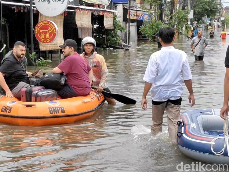 Potret Turis-turis Dievakuasi Pakai Perahu Karet gegara Banjir di Kuta
