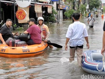 Potret Turis-turis Dievakuasi Pakai Perahu Karet gegara Banjir di Kuta