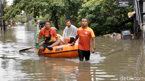 Banjir merendam kawasan Seminyak hingga Legian, Kecamatan Kuta, Badung, Bali, pada Minggu (22/12/2024) pagi. Banjir terparah terpantau terjadi di kawasan Dewi Sri, Kelurahan Legian, Kuta. Bahkan, ketinggian air mencapai pinggang orang dewasa.
