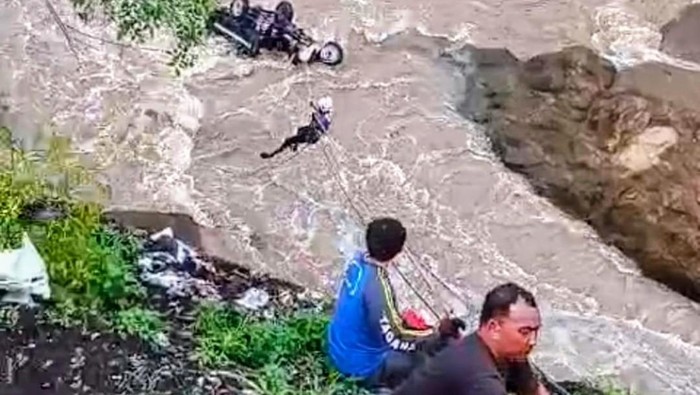 bentor nyemplung sungai di Situbondo