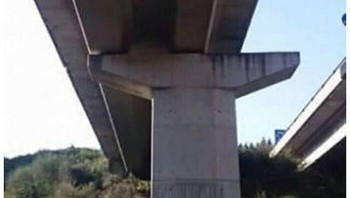 Yaampun emangnya tidak diukur dulu ya sebelumnya. Sangat menyeramkan sih ini. Semoga baik-baik saja kendaraan yang melintas di sini. Foto: (Bored Panda).