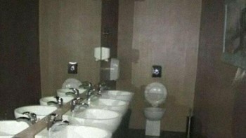 Ini juga, kenapa nggak dibikin tertutup ya tempat buang air besarnya? Foto: (Bored Panda).