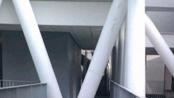 Entah yang salah yang bikin jembatannya atau... Ah sudah lah. Foto: (Bored Panda).