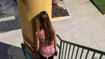 Sepertinya tiangnya bisa digeser dikit ya. Foto: (Bored Panda).