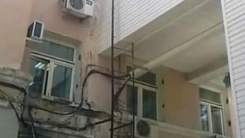 Tolong jelaskan bagaimana cara menggunakan tangga yang satu ini. Foto: (Bored Panda).