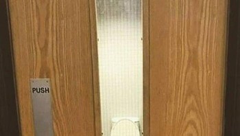 Masih soal toilet. Kayaknya tidak perlu ada kaca deh di pintu toilet. Foto: (Bored Panda).