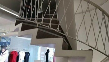 Sepertinya ada jalan rahasia di atas. Foto: (Bored Panda).