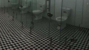 Ini konsepnya gimana ya? Kalau lagi buang air besar keliatan dong sama orang sebelahnya. Foto: (Bored Panda).
