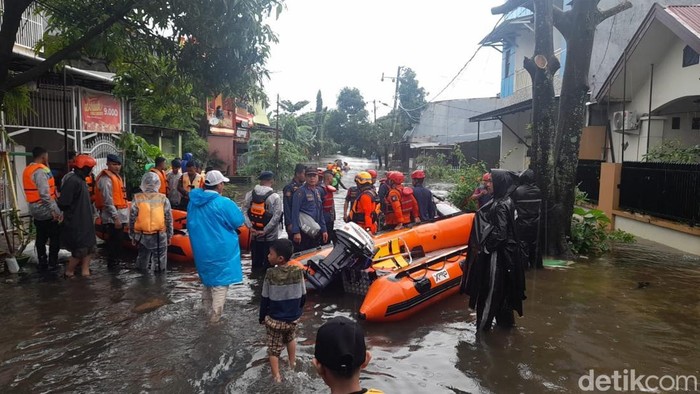 BPBD Makassar menyiagakan perahu karet untuk mengevakuasi warga korban banjir.