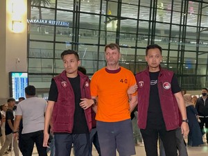 Penampakan Buron Narkoba Ditangkap Polri di Bangkok Saat Tiba di Soetta