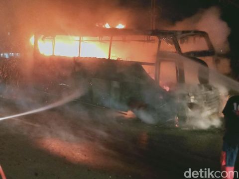Bus wisata terbakar hebat jalan Jogja-Solo depan SPBU Pakis, Desa Kepanjen, Kecamatan Delanggu, Klaten, Minggu (22/12/2024) malam.