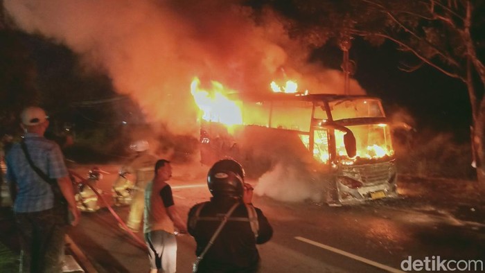 Bus wisata terbakar hebat jalan Jogja-Solo depan SPBU Pakis, Desa Kepanjen, Kecamatan Delanggu, Klaten, Minggu (22/12/2024) malam.