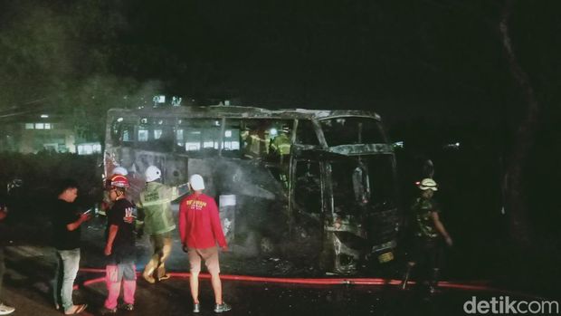 Bus wisata yang mengangkut rombongan asal Tempel, Sleman, ludes terbakar di jalan Jogja-Solo, Pakis, Delanggu, Klaten, Minggu (22/12/2024) malam.