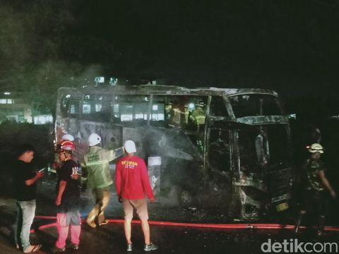 Bus wisata yang mengangkut rombongan asal Tempel, Sleman, ludes terbakar di jalan Jogja-Solo, Pakis, Delanggu, Klaten, Minggu (22/12/2024) malam.
