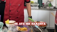 Cellos aktif dalam mengelola kedai bakminya. Ia secara langsung membantu chef yang dipercaya untuk mengembangkan menu-menu baru untuk dijual. Foto: Instagram/celloszxz