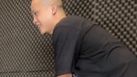 Uniknya ia tak menyajikan mie dengan biasa saja. Melainkan ada gerobak pikul yang dibawanya mengunjungi Tretan Muslim sebagai gimmick. Foto: Instagram/celloszxz
