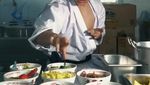 Cellos Tantang YouTuber Makan Bakmi Pedas di Kedai Miliknya