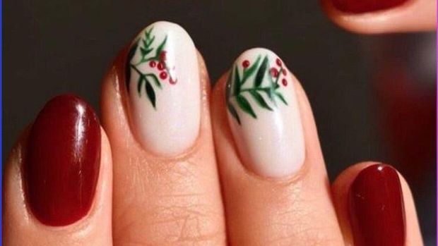 Christmas Coquette Holly Nails. Foto: Pinterest/Shyla