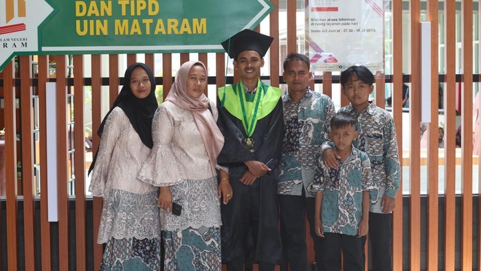 Dapat Dukungan PNM Mekaar, Ibu di Mataram Mampu Sekolahkan Anak hingga S2