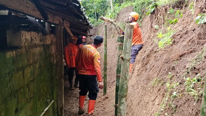 Dapur rumah warga di Blitar tertimpa longsor