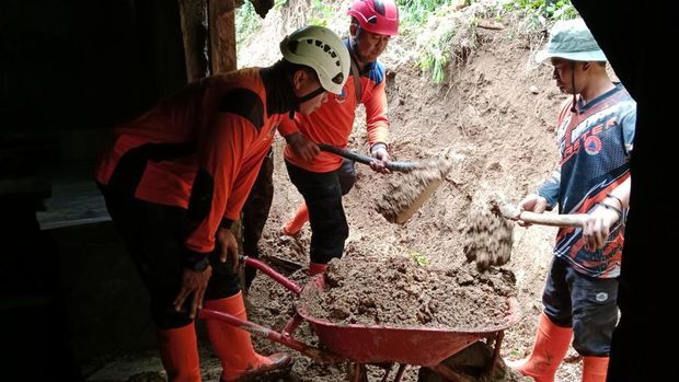 Dapur rumah warga di Blitar tertimpa longsor