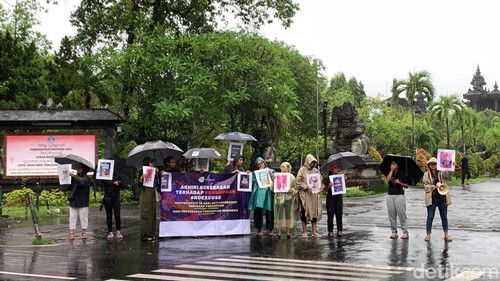 Aksi damai memperingati Hari Tanpa Kekerasan Perempuan di depan Monumen Perjuangan Rakyat Bali Bajra Sandhi, Renon, Minggu (22/12/2024).
