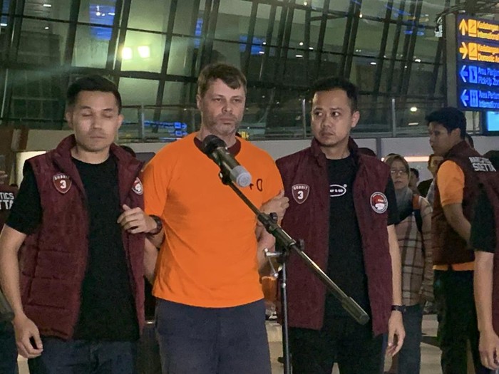 Direktorat Tindak Pidana Narkoba (Dittipidnarkoba) Bareskrim Polri menangkap pengendali pabrik narkoba rahasia di Bali. Pelaku diringkus di Thailand.