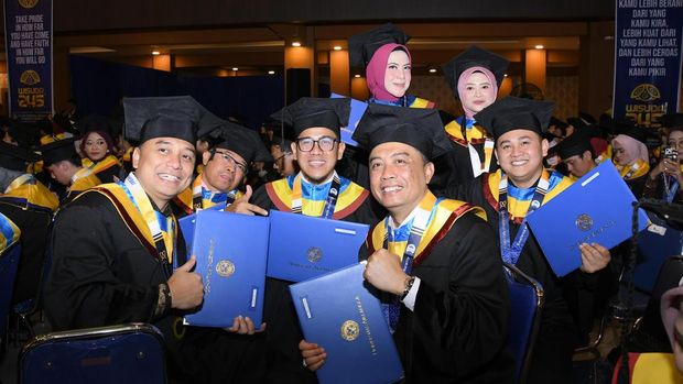 Eri Cahyadi wisuda S3