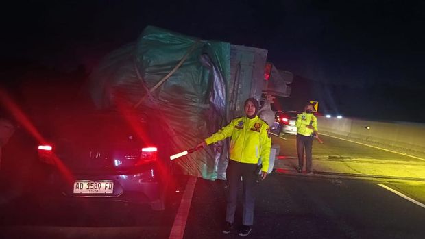 Evakuasi truk gandeng yang terguling di Jalan Tol Banyumanik arah Ungaran km 426, Kecamatan Ungaran Timur, Sabtu (21/12/2024).
