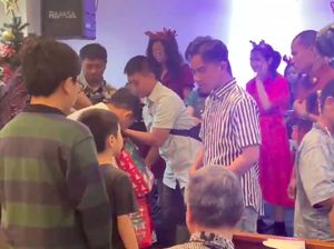 Video Gibran Bagi-bagi Kado Natal di Gereja Wahid Hasyim