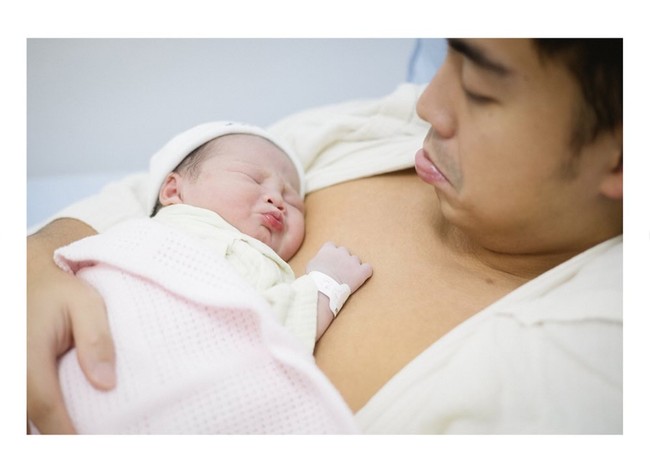 Diberi nama Agatha Hidayat, beragam ekspresi menggemaskan bayi Gritte dan Arif pun jadi sorotan. Seperti dalam foto yang satu ini, ekspresi baby Agatha terlihat kembar dengan ayahnya. Foto: Instagram/@gritteagathaa