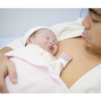 Diberi nama Agatha Hidayat, beragam ekspresi menggemaskan bayi Gritte dan Arif pun jadi sorotan. Seperti dalam foto yang satu ini, ekspresi baby Agatha terlihat kembar dengan ayahnya. Foto: Instagram/@gritteagathaa