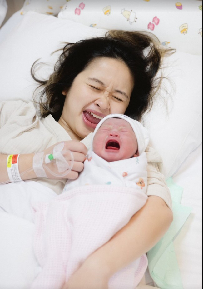 Tak mau kalah, Gritte juga memamerkan potretnya bersama baby Agatha dengan ekspresi mirip. Unggahan Gritte itu pun banjir ucapan selamat dari para netizen. Foto: Instagram/@gritteagathaa