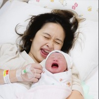 Tak mau kalah, Gritte juga memamerkan potretnya bersama baby Agatha dengan ekspresi mirip. Unggahan Gritte itu pun banjir ucapan selamat dari para netizen. Foto: Instagram/@gritteagathaa