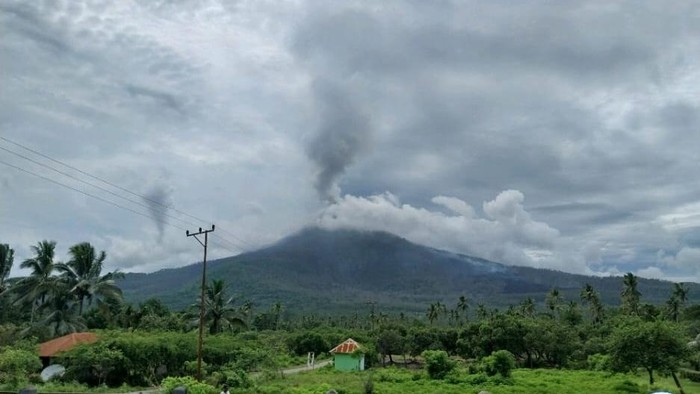 Gunung Lewotobi Laki-laki di Flores Timur, Nusa Tenggara Timur meletus lagi pagi ini, Minggu (22/12/2024), pukul 09:14 Wita. (PVMBG)