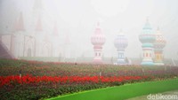 Kehadiran Hibisc Fantasy Puncak menambah pilihan destinasi wisata yang bisa dikunjungi saat berada di kawasan Puncak.Jadi Beragam daya tariknya sangat menarik untuk dinikmati dan menjadikan tempat ini sebagai destinasi wisata yang patut untuk disambangi.