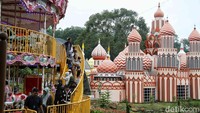 Selain menghadirkan beragam wahana permainan seru, tempat wisata ini juga dilengkapi dengan banyak spot foto estetik yang kekinian.Wisatawan dapat dengan puas mengabadikan momen dengan latar belakang indah yang estetik. Terdapat banyak bangunan yang memiliki arsitektur kastil hingga kerajaan yang warna-warni, mirip seperti di Moskow, Rusia.
