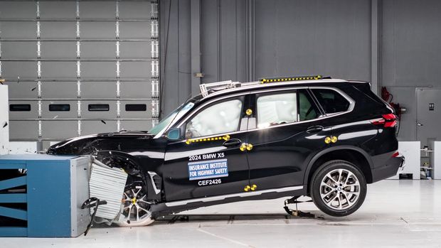 Ilustrasi BMW X5 dites tabrak oleh IIHS