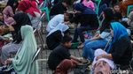 Isak Tangis Warnai Prosesi Basuh Kaki Ibu di Duri Pulo