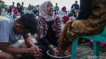 Isak Tangis Warnai Prosesi Basuh Kaki Ibu di Duri Pulo