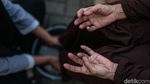 Isak Tangis Warnai Prosesi Basuh Kaki Ibu di Duri Pulo