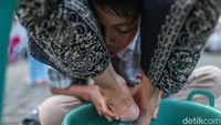 Sejumlah anak tak kuasa menahan tangis saat membasuh kaki ibunya. 
