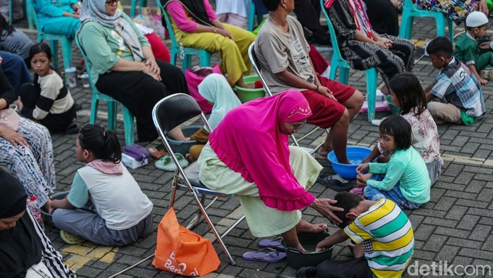 Isak Tangis Warnai Prosesi Basuh Kaki Ibu di Duri Pulo Sejumlah anak membasuh kaki ibunya di kawasan Duri Pulo, Jakarta, Minggu (22/12/2024). Tangis pecah baik dari ibu maupun anak saat prosesi basuh kaki.