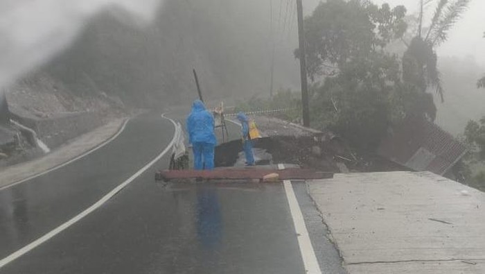 Jalan Poros Barru-Soppeng atau jalur bulu dua di Kabupaten Soppeng, Sulawesi Selatan (Sulsel) mengalami amblas.